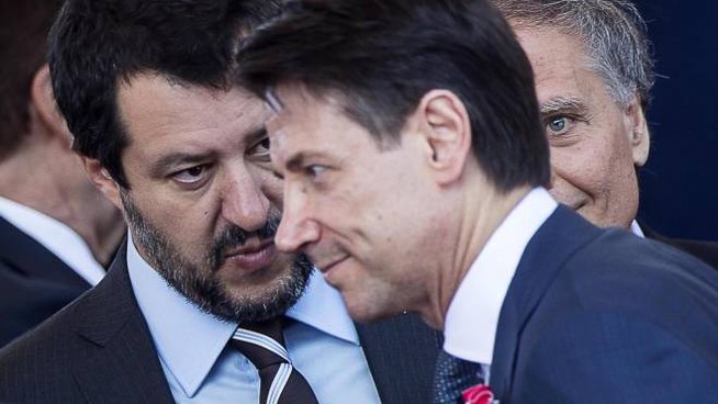 Chi predica male razzola peggio; l'ira di Conte sugli sconfinamenti di Salvini