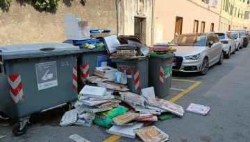 Questa mattina Vernazzola si è svegliata in queste condizioni: la spazzatura è presente ovunque.