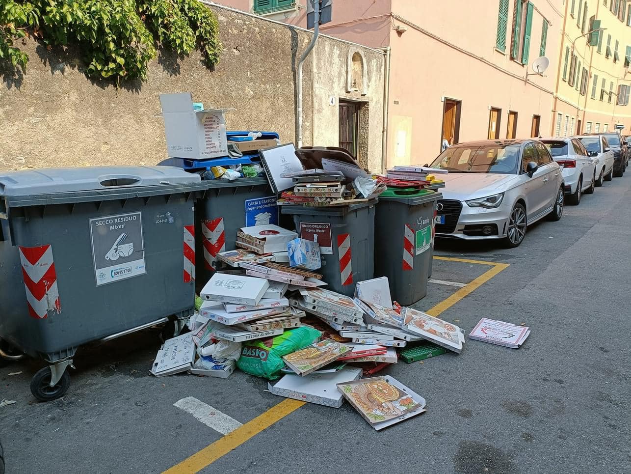 Questa mattina Vernazzola si è svegliata in queste condizioni: la spazzatura è presente ovunque.