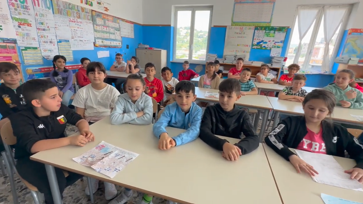Gli studenti delle classi classi IV A e IV B della scuola primaria dell'IC Teglia hanno creato un video messaggio di vicinanza rivolto ai loro coetanei della regione Emilia-Romagna