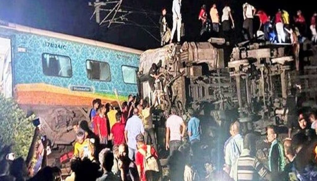 A Balasore, nello stato orientale dell'Odisha. Diverse persone intrappolate sotto i vagoni. La collisione con un convoglio merci.