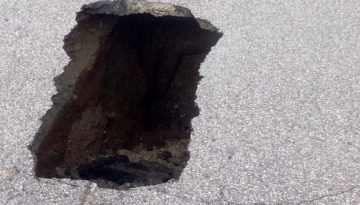 Nel pomeriggio, a seguito di ulteriori accertamenti, è stato disposto il senso unico alternato con limitazione del peso a 2,5 tonnellate e con il transito autorizzato per la sola popolazione residente e per i mezzi di soccorso.