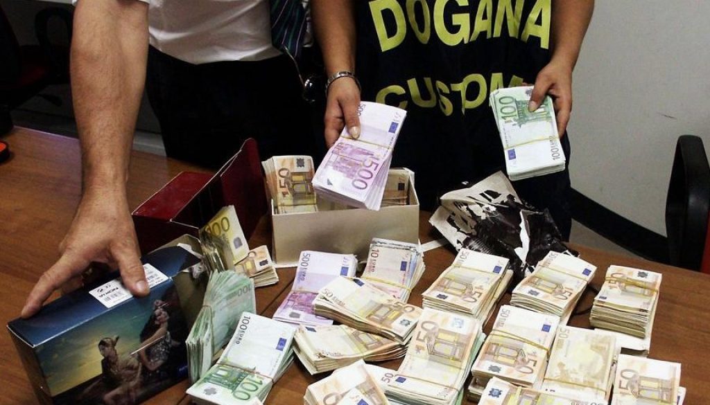 Valuta non dichiarata per 23mila euro è stata scoperta dai funzionari dell'Agenzia delle dogane e dai militari della Guardia di finanza di Albenga all'aeroporto di Villanova d'Albenga.