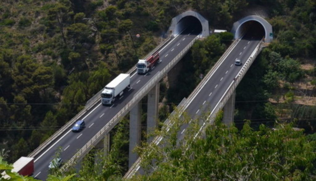 La società Autostrade ha comunicato una serie di chiusure notturne sull’autostrada A10, Genova – Savona, che riguarderanno alcuni tratti e stazioni nelle notti comprese fra stasera, 3 luglio e il prossimo 9 luglio.