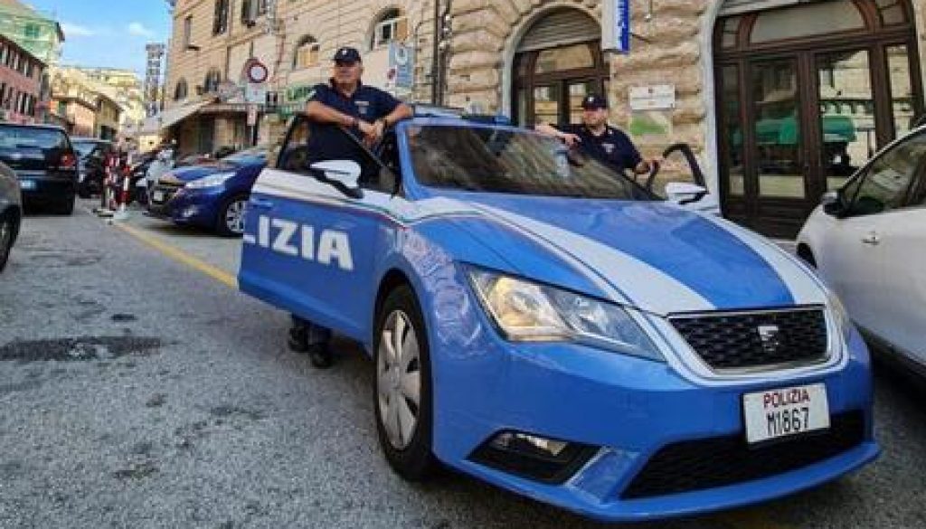 La Polizia di Genova ha arrestato un uomo di 43 anni per tentato furto aggravato in concorso con persona rimasta ignota, denunciandolo anche per ricettazione, possesso di chiavi alterate e grimaldelli nonché porto abusivo di armi o oggetti atti a offendere.