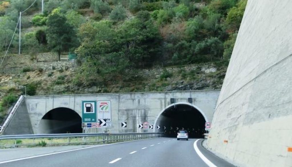 La procura di Genova ha aperto un fascicolo per incendio colposo e lesioni nella galleria Giugo, sulla A12.