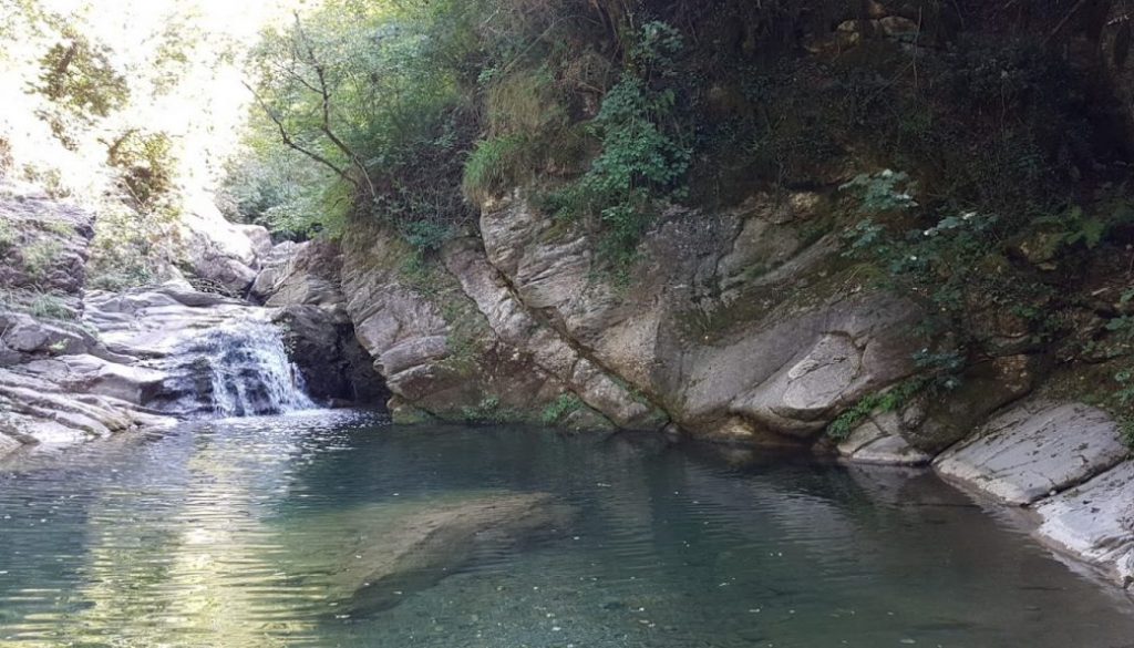 Un ragazzo di circa 30 anni è morto nel pomeriggio annegato nel lago Du Beo, in zona Preli vicino Bargagli, sule alture di Genova.