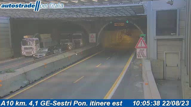 Un veicolo in avaria sta causando una coda di 3 km sulla A10, in direzione Savona, nel tratta tra Genova Aeroporto e Genova Prà, dal km 2+300. Sul posto i mezzi della viabilità.