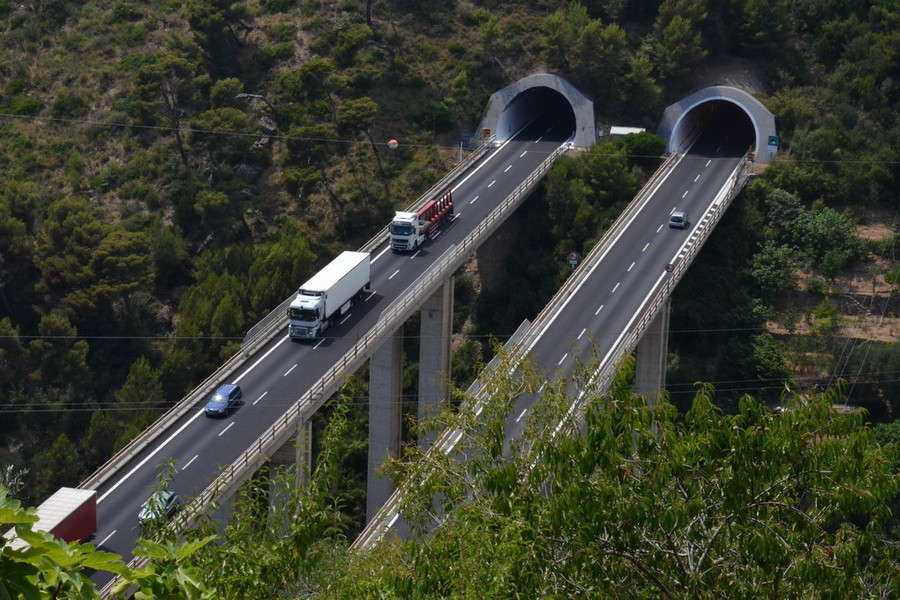 Sull'Autostrada A10, Savona - Ventimiglia, nel tratto compreso tra Imperia Est e Imperia Ovest, un incidente avvenuto poco dopo le 16:25 al km 109 sta causando 1 Km di coda, in aumento, in direzione Francia.