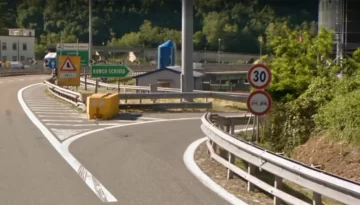Sulla A7 Serravalle-Genova sarà chiuso il tratto compreso tra Ronco Scrivia e Vignole Borbera Arquata Scrivia, verso Serravalle/Milano, dalle 22:00 di lunedì 7 alle 6:00 di martedì 8 agosto e dalle 22:00 di mercoledì 9 alle 6:00 di giovedì 10 agosto. 