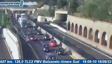 Sulla A7 Genova - Milano nel tratto compreso tra Busalla e Genova Bolzaneto, dal km 120 si registrano 2 km di coda a causa di un incidente.