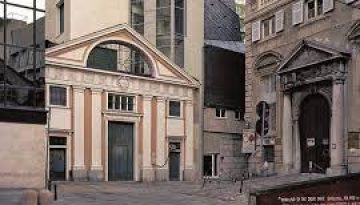 E' successo il pomeriggio di Ferragosto in piazza di Santa Sabina, nel centro storico di Genova. La vittima è in prognosi riservata