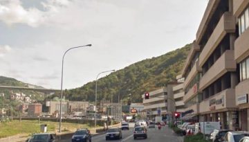 E' caccia al pirata della strada che stamattina ha investito un pedone che stava attraversando in Lungobisagno Istria, nel quartiere Staglieno a Genova.