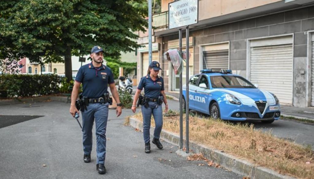 Migliorano le condizioni della donna di 61 anni presa a sassate ieri da uno sconosciuto senza fissa dimora mentre si trovava ai giardini nel quartiere Struppa, a Genova.