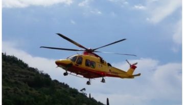 Intervento ai laghetti di Rocchetta nell'imperiese vicino a Ventimiglia per una donna belga di 72 anni che durante una passeggiata è scivolata su uno scoglio e si è fratturata il polso sinistro.