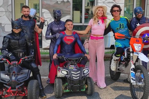 Giovedì 3 agosto all'Ospedale Gaslini di Genova sono arrivati i "Supereroi per Voi" con il loro amico e campione di Freestyle Motocross, Vanni Oddera e la splendida Miryea Stabile nelle vesti di Barbie.