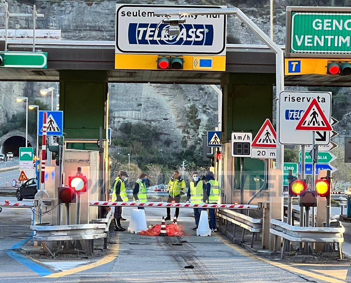 Sull'Autostrada A10, Autostrada dei Fiori, a causa di un veicolo in fiamme è stato bloccato il traffico fra la barriera di Ventimiglia e il confine di Stato, in entrambe le direzioni con uscita obbligatoria.