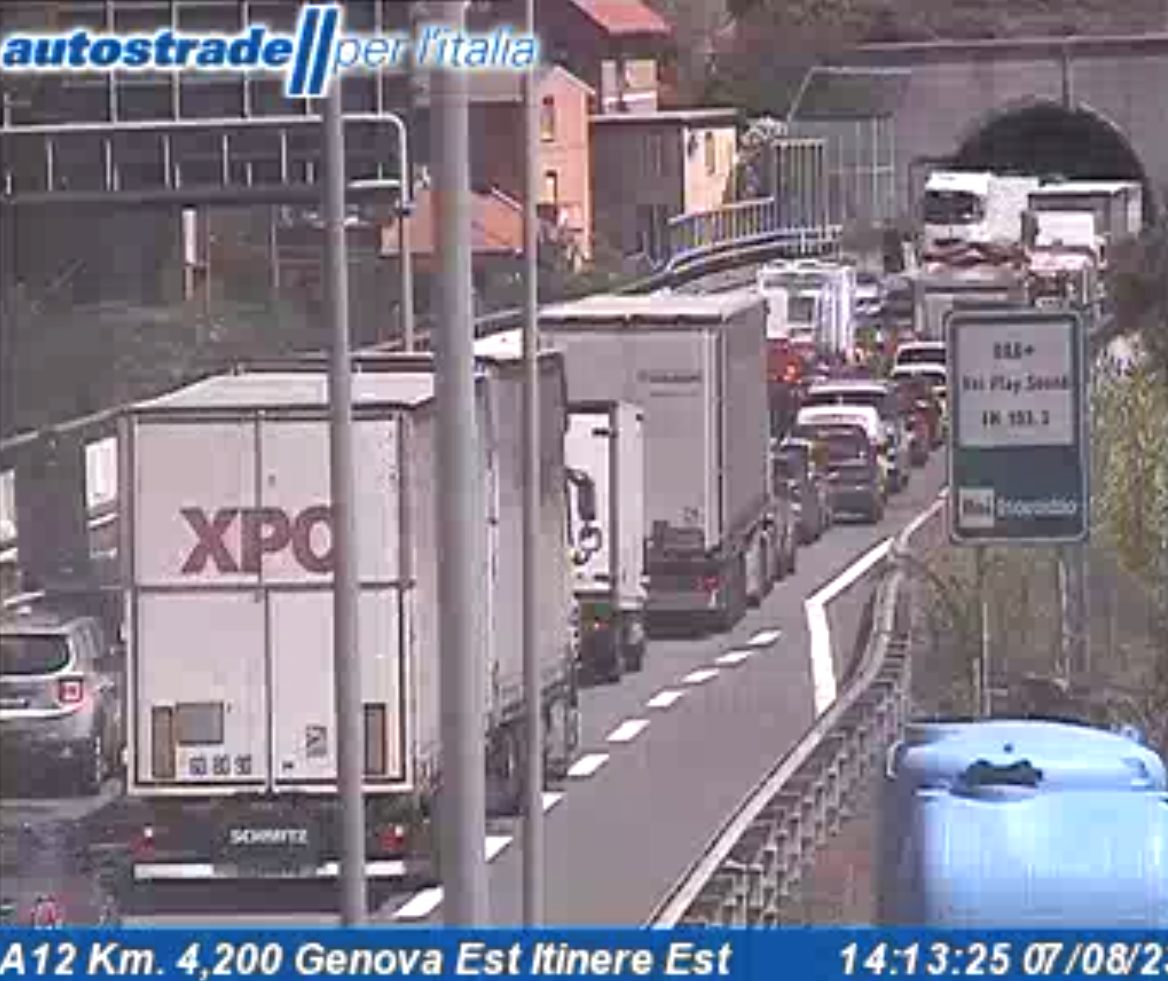 Coda di 15 chilometri tra il bivio A12/A7 Milano-Genova e Recco in seguito all'incidente avvenuto presso il casello di Recco; tilt anche in Aurelia