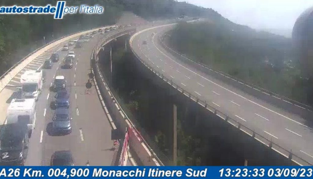Sull'Autostrada A26, a causa di un incidente, si è formata una coda di 2 km nel tratto fra Masone e il bivio A26/A10 in direzione Genova, a partire dal Km 14+000.