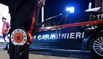 Scappano in auto dai carabinieri, arrestati due francesi In macchina nascondevano soldi, cellulari e diversi mazzi chiavi