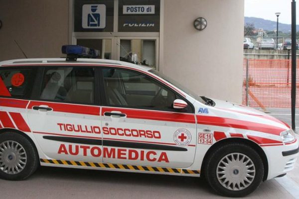Il fatto è avvenuto nel tardo pomeriggio in via Sara, a Riva Trigoso, quando una 52 enne residente a Casarza Ligure alla guida della sua moto si è vista tagliare la strada da un'auto.